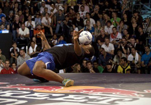 Как набивать мяч