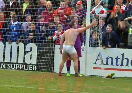 Фотосет голышом с вратарём "Саутпорта" Тони Томпсоном