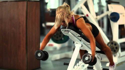 Изолированное разведение гантелей двумя руками